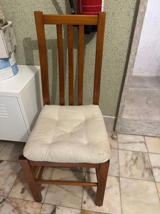 Mesa de jantar + 4 cadeiras de madeira