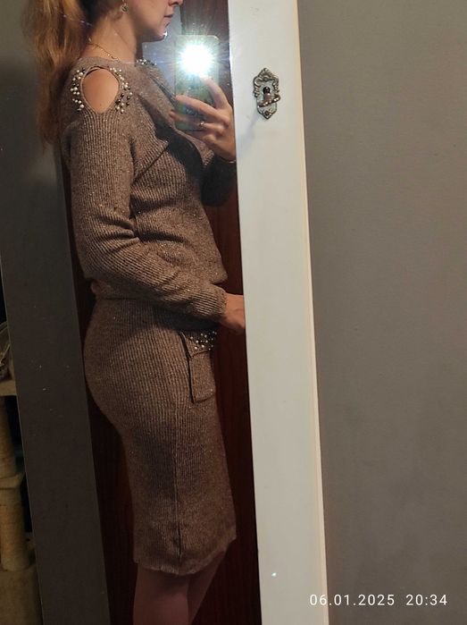 garnitur ciepłą dzianinową błyszczącą spódnica i sweterek z koralikami