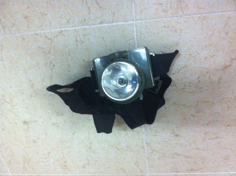 Lanterna militar antiga para capacete