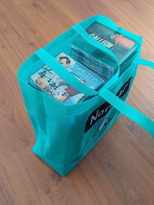 CDs música ... 39 singles, 31 compilações, 11 banda sonora filmes