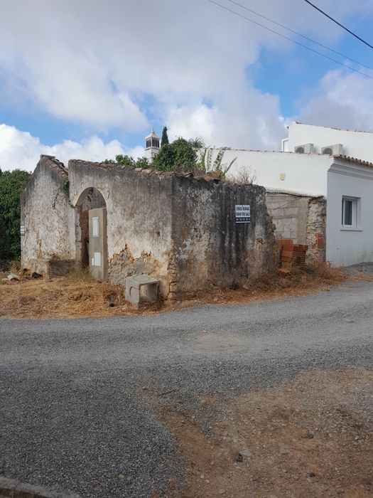 No ALGARVE CASA EM RUÍNAS Pode construir 2  moradias até 300 m2