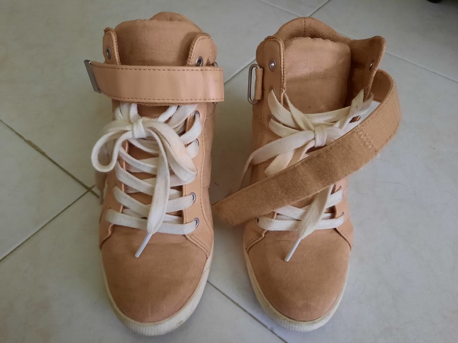 Ténis bege...de cunha ...