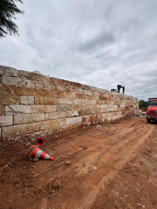 Muros em blocos de  pedra[muralhas]