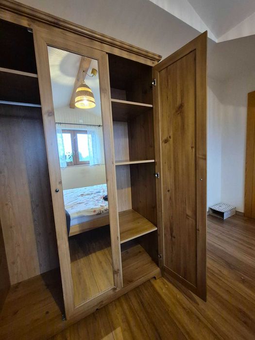 Szafa trzydrzwiowa z lustrem