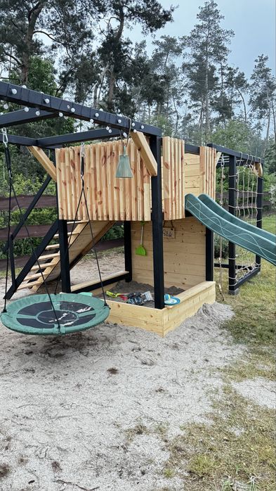 Plac zabaw wspinaczka dla dzieci zjeżdżalnia