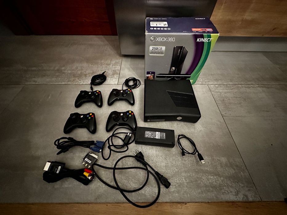 XBOX 360 Slim 250GB + 4 Pady
