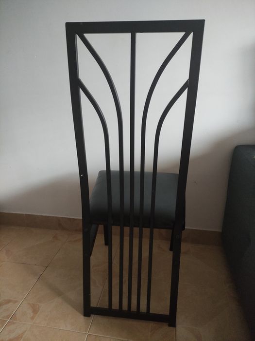 Cadeiras pretas de ferro