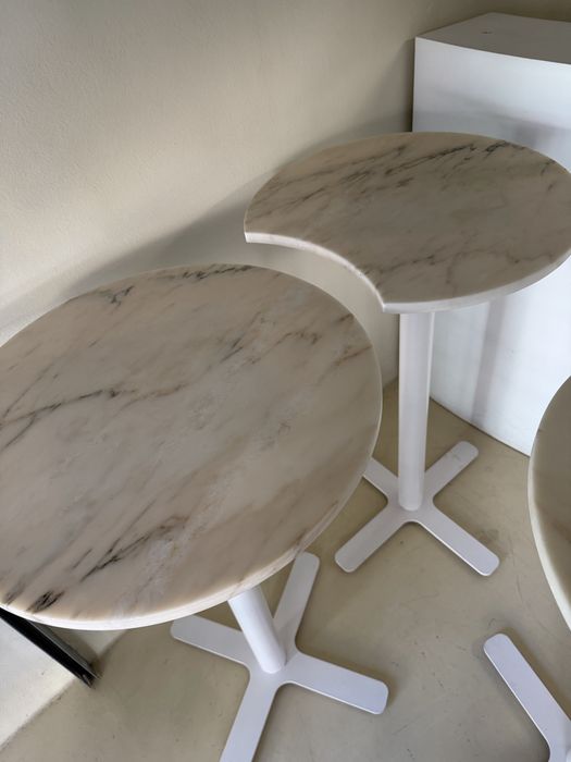Mesas altas de bar em mármore natural – conjunto de 2