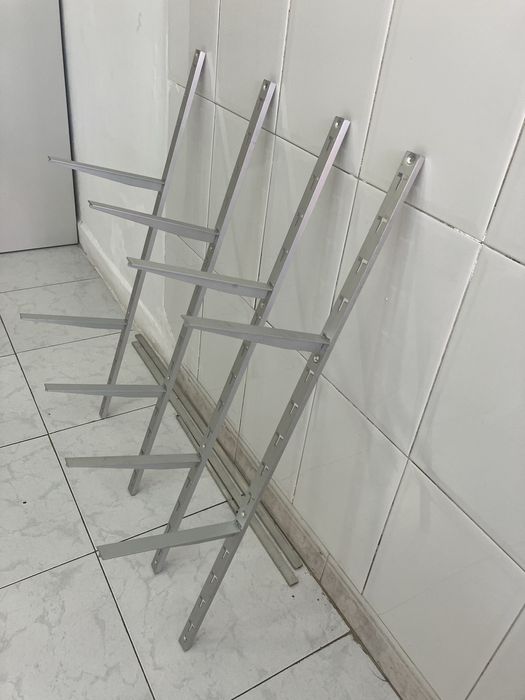 Prateleiras de fixar à parede.