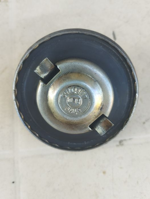 Кришка маслозаливної горловини Mercedes 123