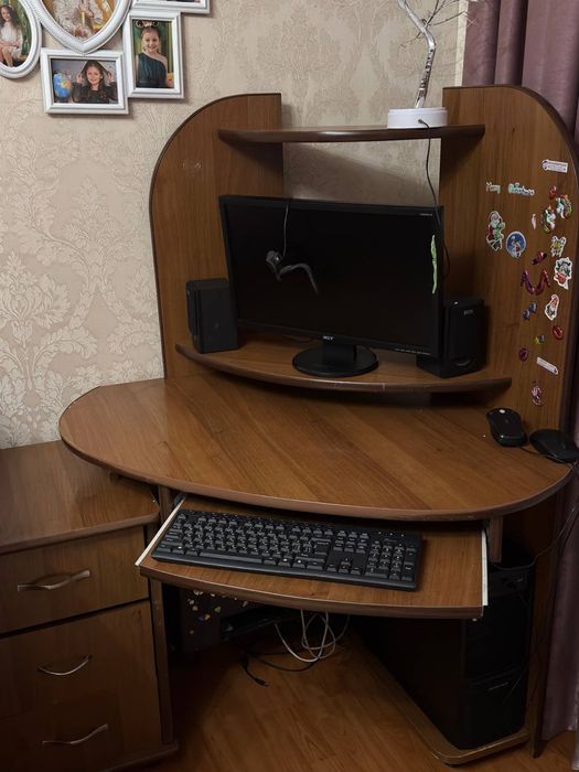 Стіл компʼютерний