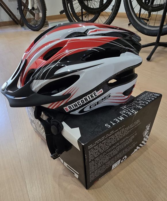 Capacete de ciclismo GES

- Cores: preto, branco e
