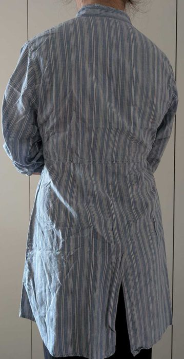 Túnica com vários pormenores nas mangas