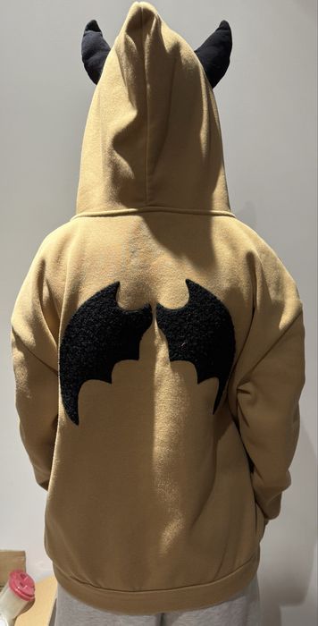 Стильна худі з крилами — must-have для streetwear образів