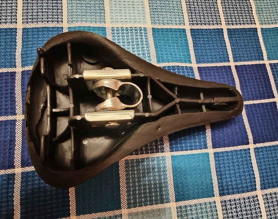 siodełko rowerowe marki Iscaselle z jarzmem