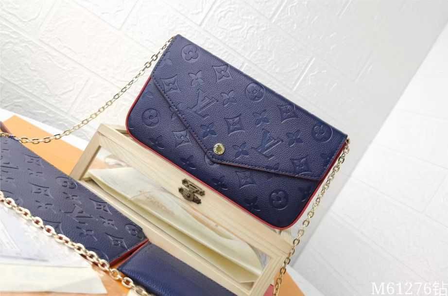 Niebieska torba na ramię marki LV.