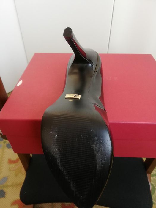 Sapatos em verniz em preto