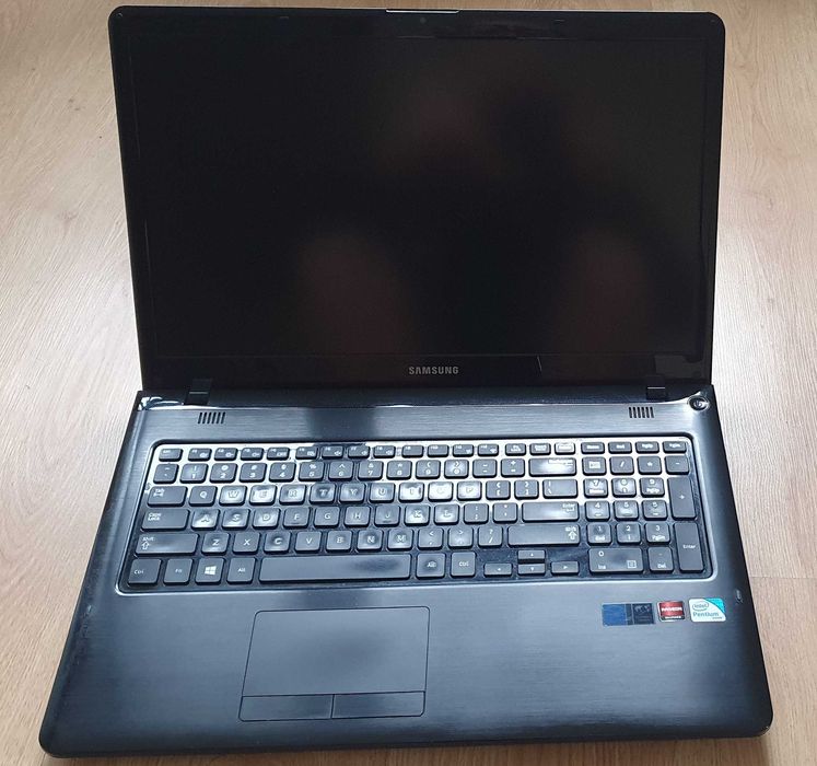 Laptop Samsung 17,3” W8.1 PL, uszkodzony