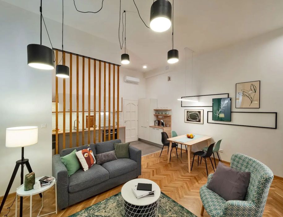 Є гаряча/холодна вода, опалення, генератор на ліфт та працює wifi