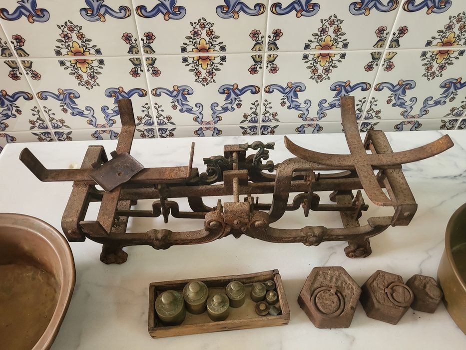 Balança em ferro e cobre/pessos