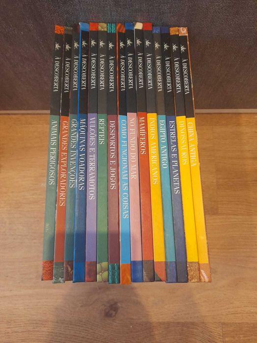 Coleção Á Descoberta, composta por 15 Volumes de capa dura, como novo.