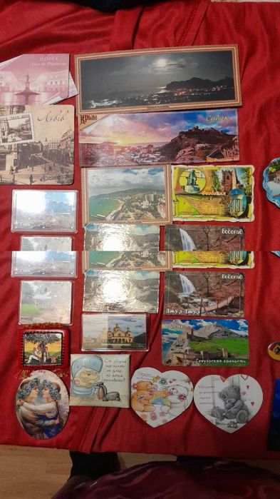 Коллекция магнитов открыток и значков
