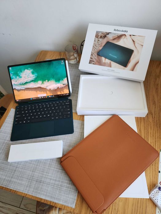Robo & Kala 2-in-1 12.6" OLED 16/512GB Windows 11 Snapdragon 8cx Gen3