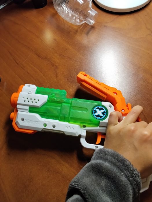 водяний пістолет xshot в гарному стані стріляє десь 7-8 м