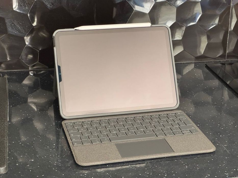 iPad Air 5 gen 256 GB Wi-Fi + Apple Pencil 2 + Logitech Folio Touch