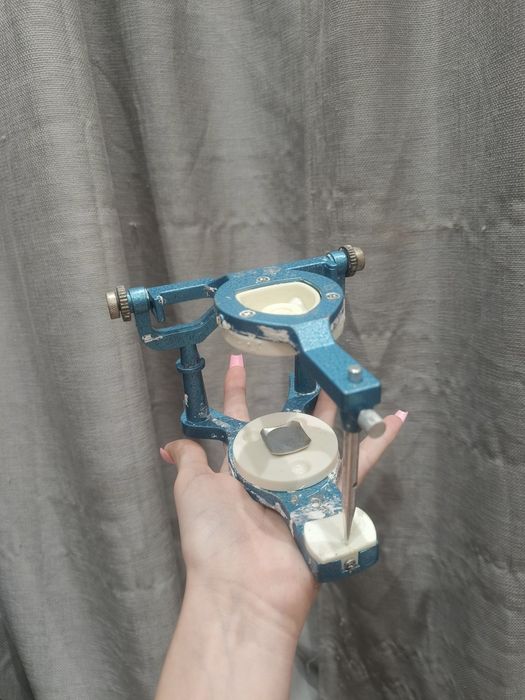 Artykukator technik dentystyczny