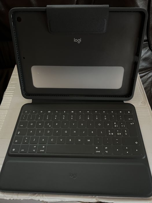 Na studencką kieszeń oryginalne Etui z klawiaturą LOGITECH Rugged Folio ipad 9 gen. 8 gen. 7 fen PANCERNE