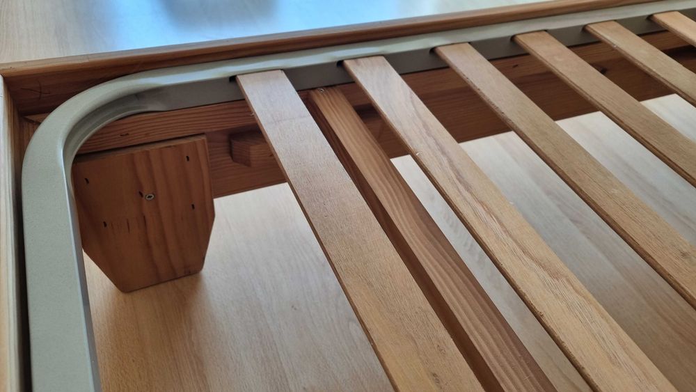 Cama casal-robusta-160x200-pinho maciço + estrado – excelente estado.