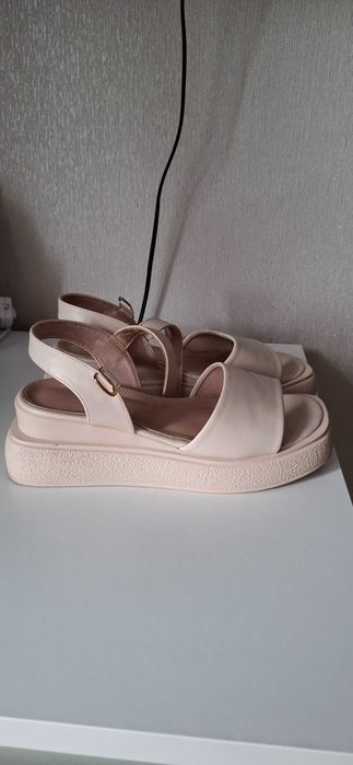 Босоніжки 37 розміру