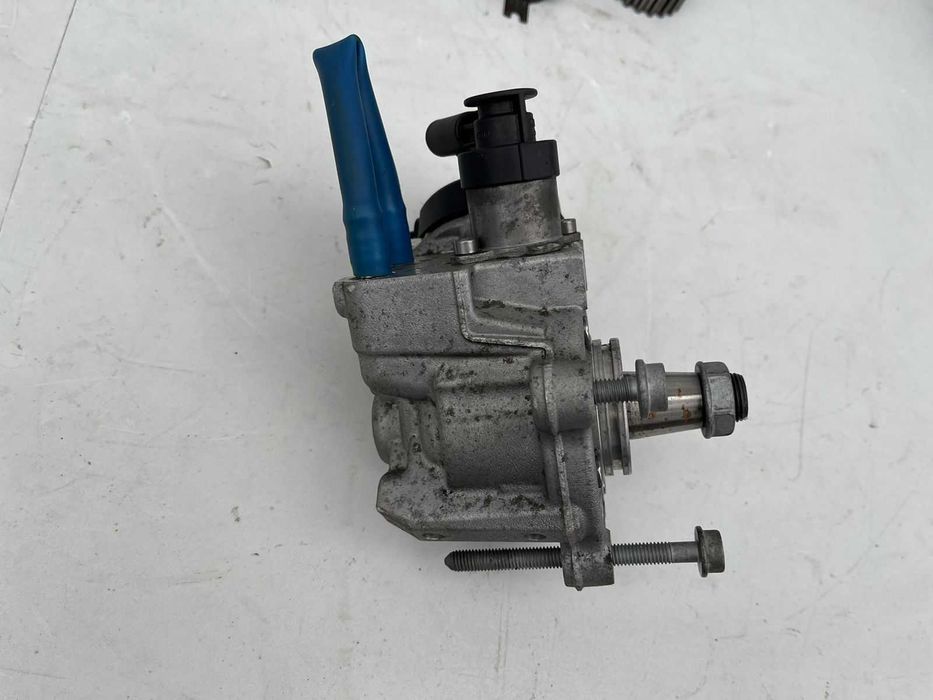 VW GOLF VII 7 1.6 TDI ТНВД , Паливний насос 04L130755D Bosh