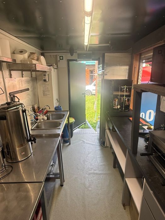 Przyczepa gastronomiczna z wyposażeniem
