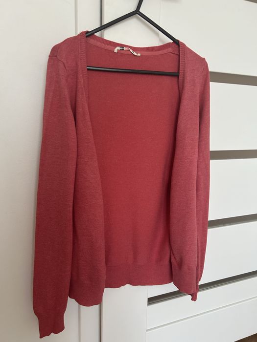 Malinowy sweterek zapinany