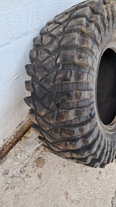 Vendo 1 pneu 37x12.5r17
