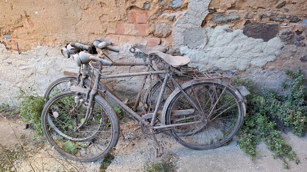 Duas bicicletas Pasteleiras antigas para recuperação a 45 euros cada