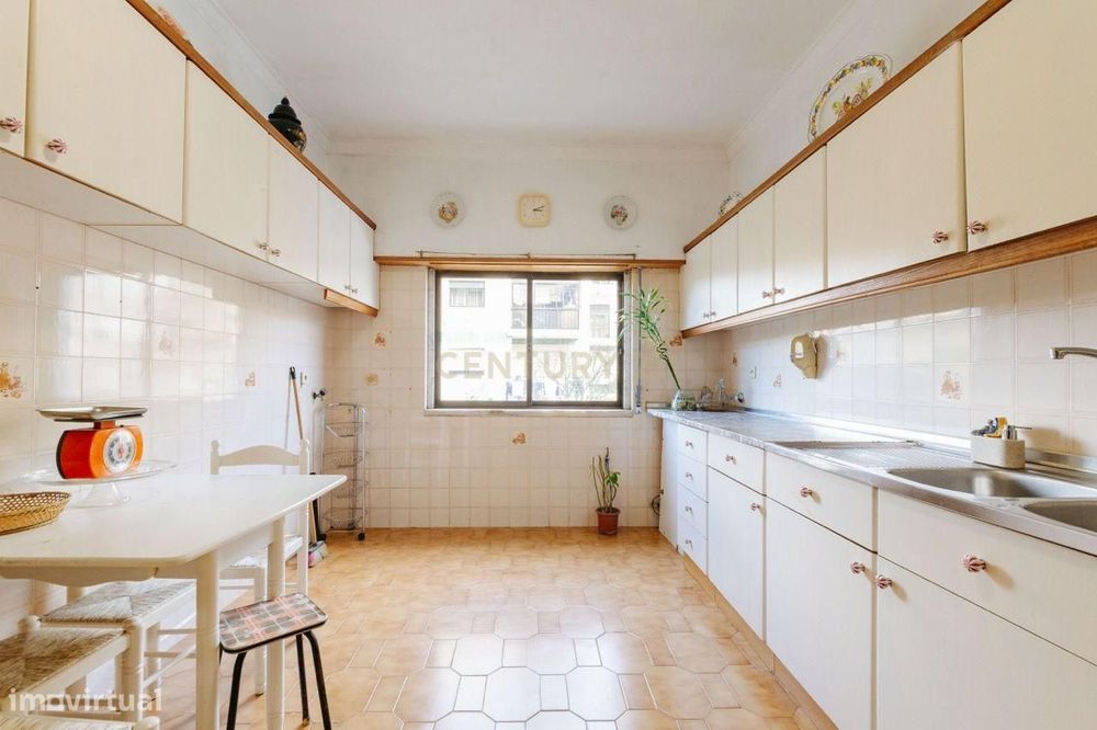 Apartamento T2 junto à estação da Amadora