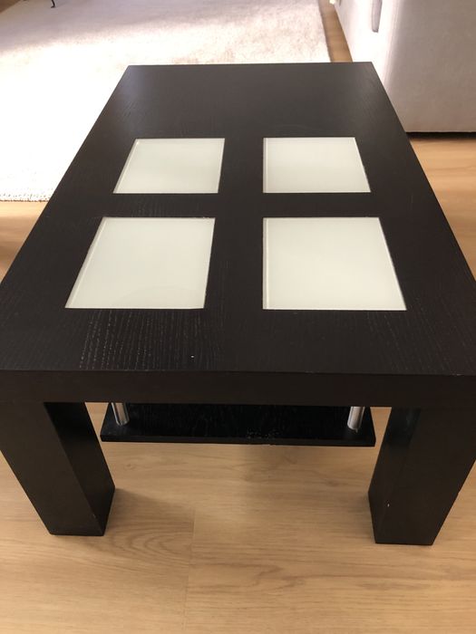 Mesa de centro preta e preta