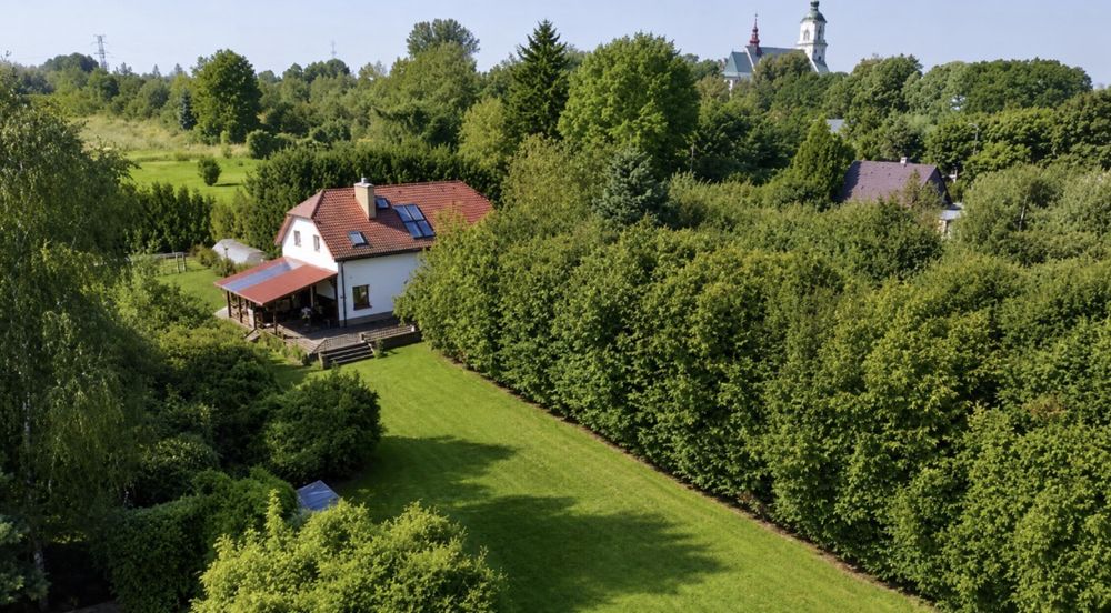 Dom nad wodą z własną plażą 7000 ogrodu