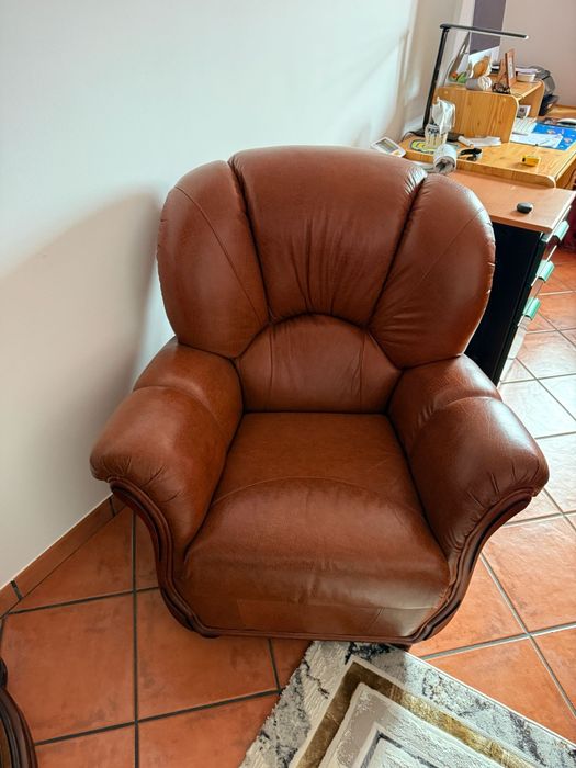 VENDO Sofá Em Pele Com Detalhes Em Madeira