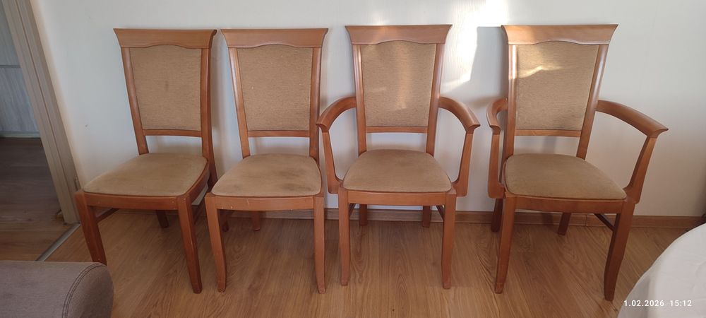 Cztery krzesła drewniane