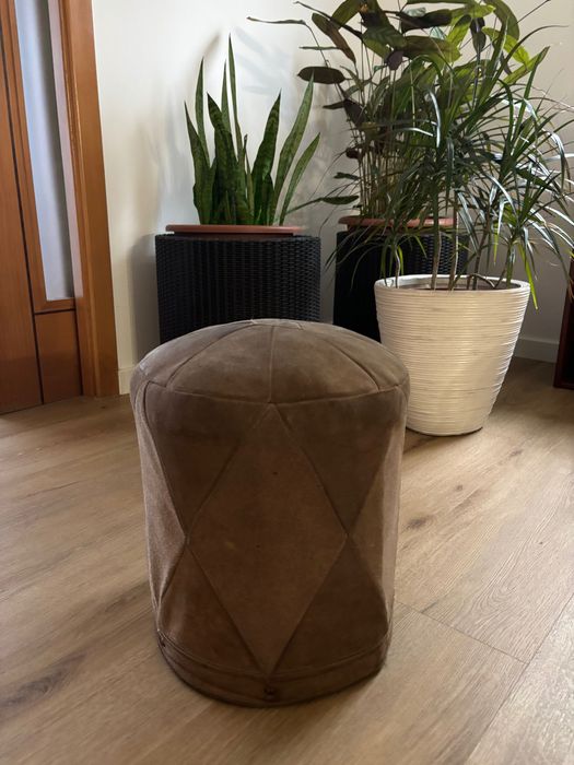 Puff em pele castanha