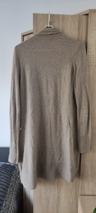 Sweter kardigan.