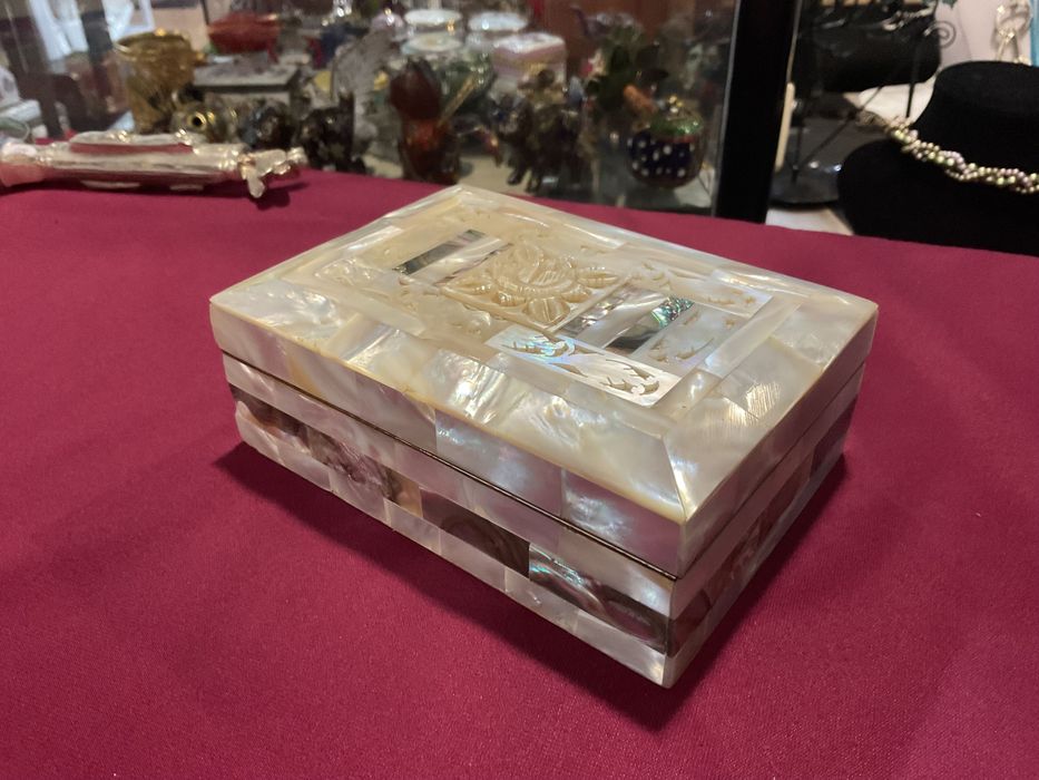 Caixa em madre pérola toda trabalhada 13x9,5x5,5 cm top condição