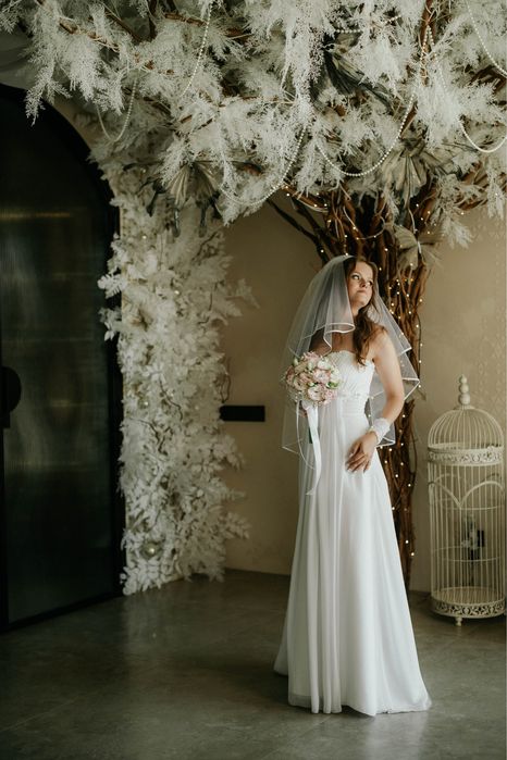 Весільна сукня біла з відкритими плечима - ніжна та зручна