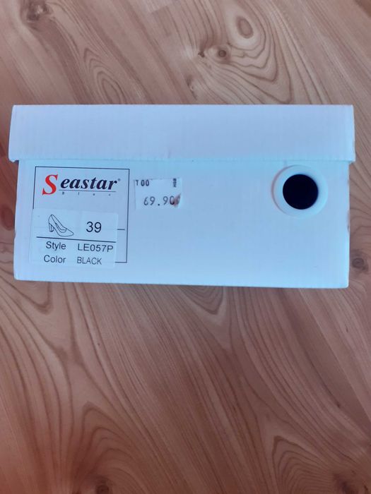 Czarne czółenka na słupku.  Stan idealny