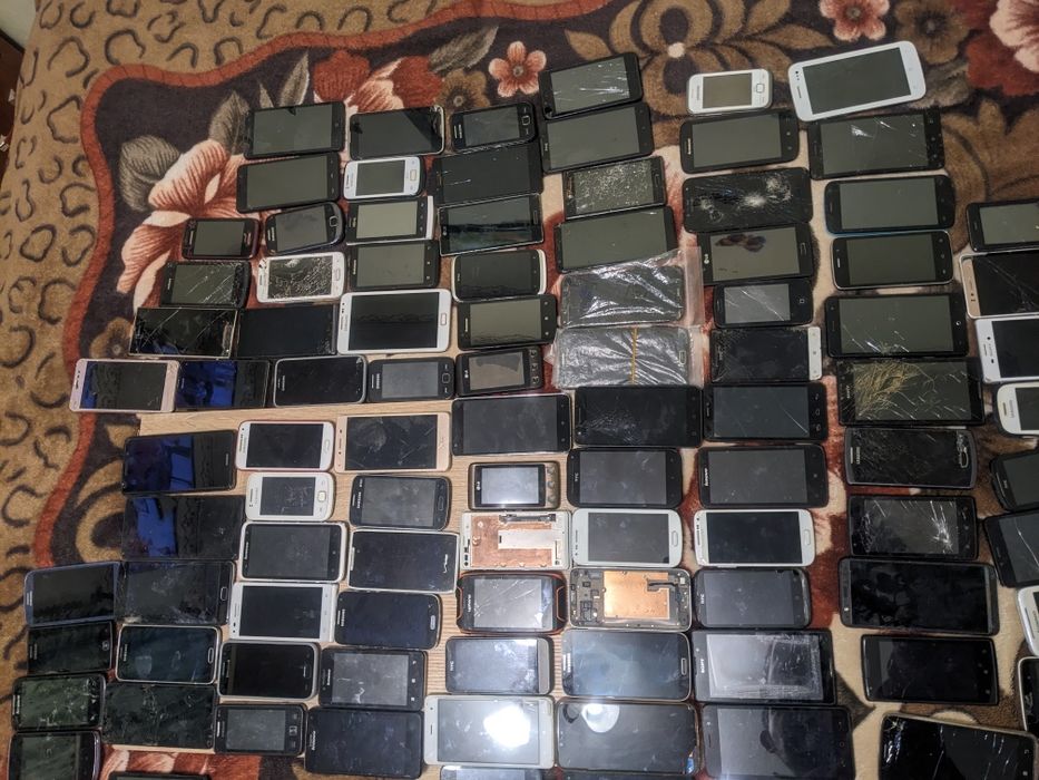 Продам лот  сенсорний телефонів