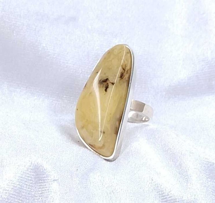 Srebrny pierścionek z bursztynem